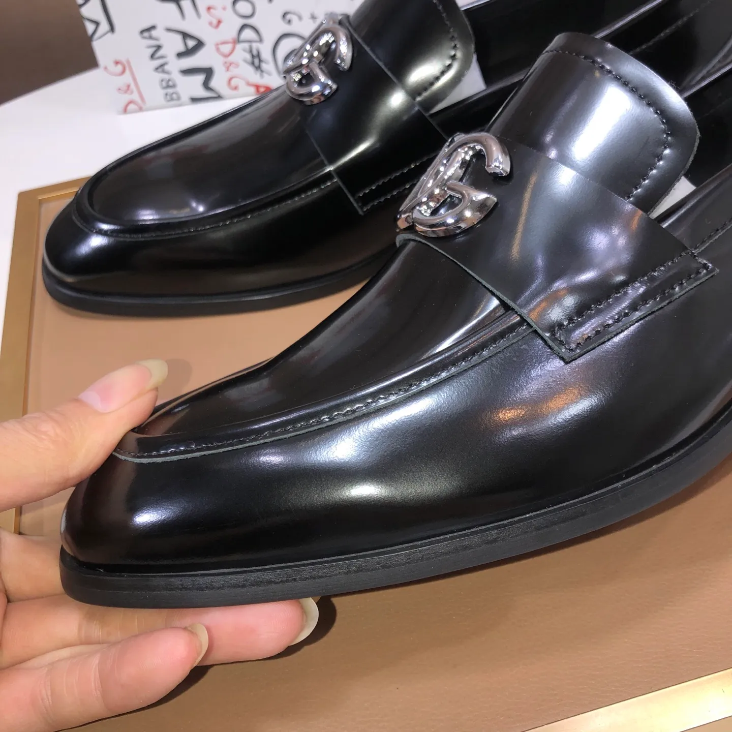 Ex-factory price 500💰DG top quality🔍🔍men's new leather shoes🚹Sold simultaneously at counters⚠Shoe uppers are imported cowhide from Italy, fully imported cowhide lining, imported accessories💪💪, completely 1⃣️ to 1⃣️replica🇮🇹 💪💪, ⚠Sole: The original sole is specially provided by the original factory, the exclusive movable molded sole is super comfortable, ⚠The original factory follows the order, 🔍🔍high quality, you can enter and exit the counter at will, welcome to compare ⚠Number of sizes: 38-44 (45 customized)